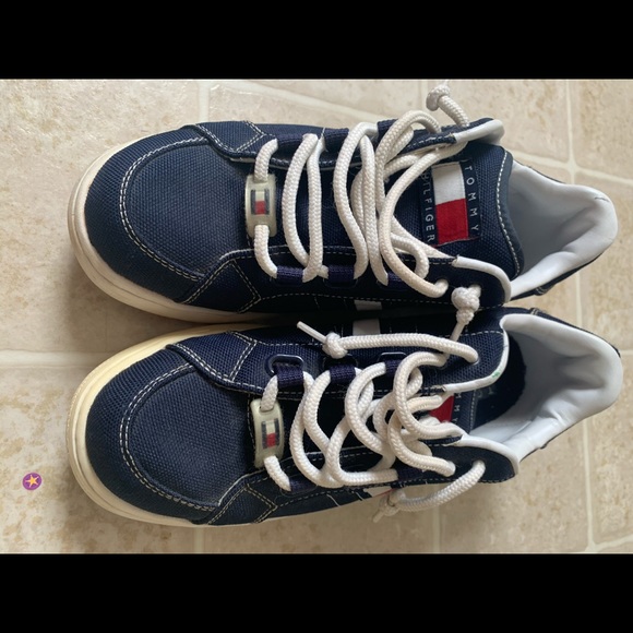 Vintage Tommy Hilfiger sneaker - Picture 2 of 5